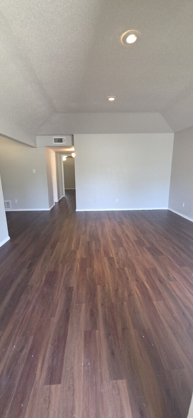 Building Photo - Move In Special of 1/2 OFF 1st Month Rent - Welcome to this beautifully updated duplex!!!