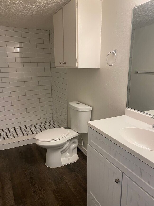 Building Photo - UT PRE-LEASE: 3 bed/2 bath Condo w/ Fireplace, Cathedral Ceilings in bedrooms