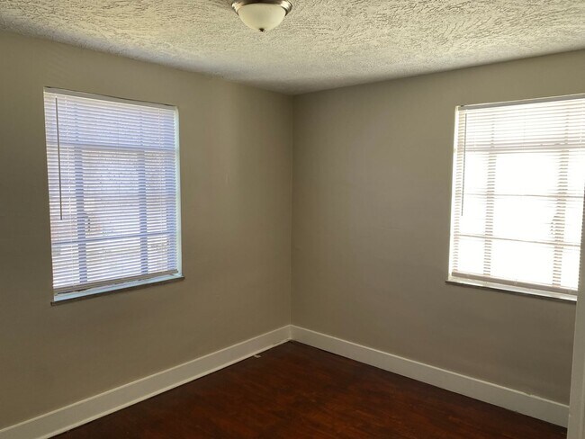 Building Photo - 1177-1177 1/2 Lilley Ave