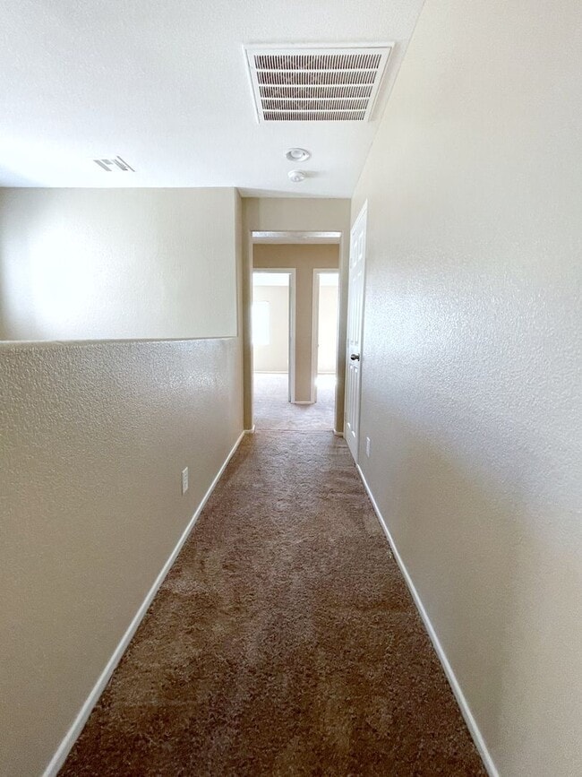 Building Photo - Spacious Living, Granite Counters, Great Location!