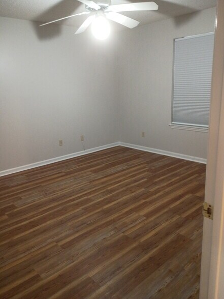 Building Photo - 211 Edgewater Rd