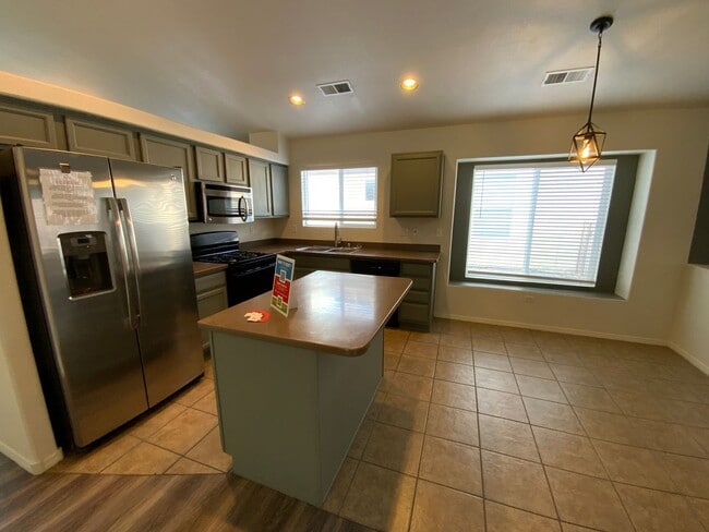 Building Photo - 4 Bedroom Single Story Home Available Near Unser Blvd NE & King Blvd NE in Rio Rancho!