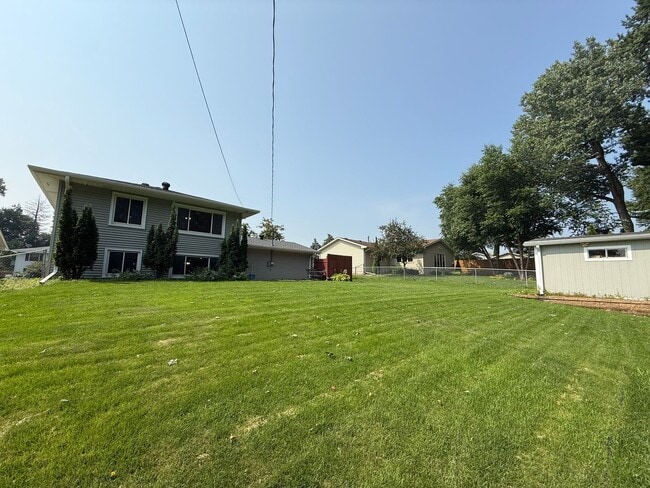 Building Photo - Modern 4 bed 2 Bath Split Level Single Fam...