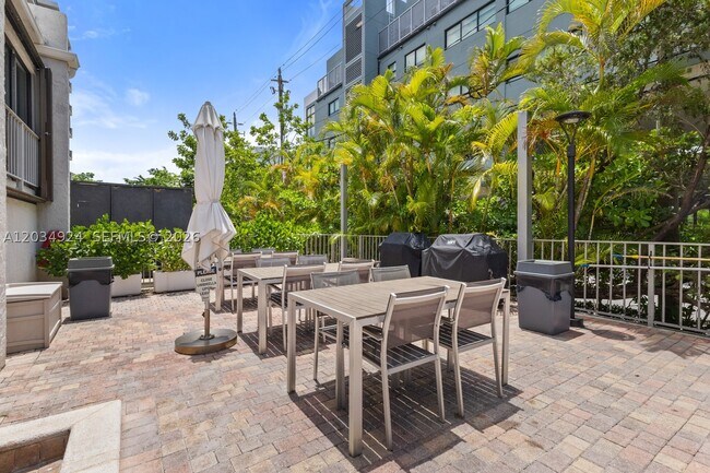 Building Photo - 575 Crandon Blvd