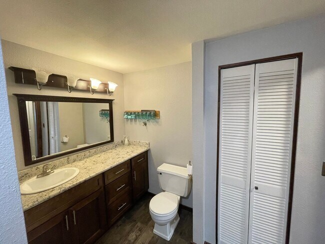 Building Photo - 2 Bed, 2 Bath Garden Condo in Kirkland!