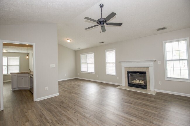 Building Photo - Charming 3 Bed, 2 Bath Rental Home in Raeford, NC - Don't Miss Out!