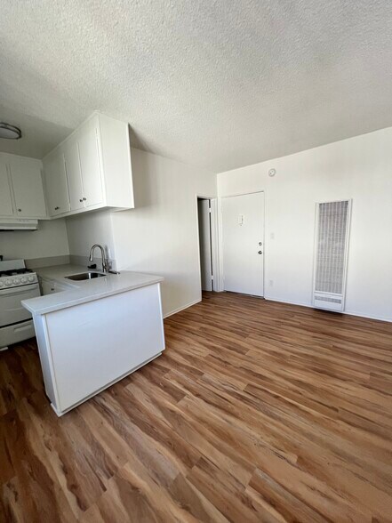 Primary Photo - 4039 Marathon St