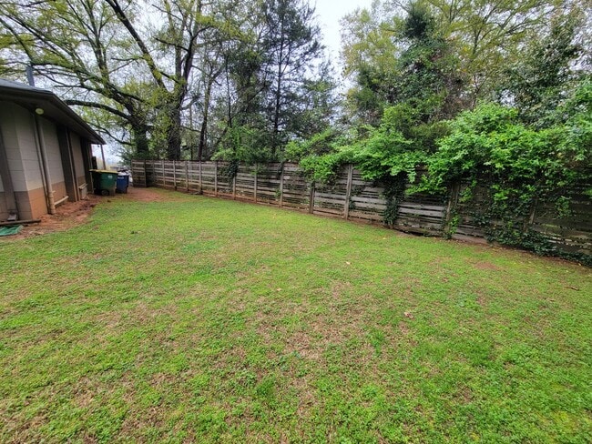 Building Photo - Massive 3 bed 3 bath on Boulevard!