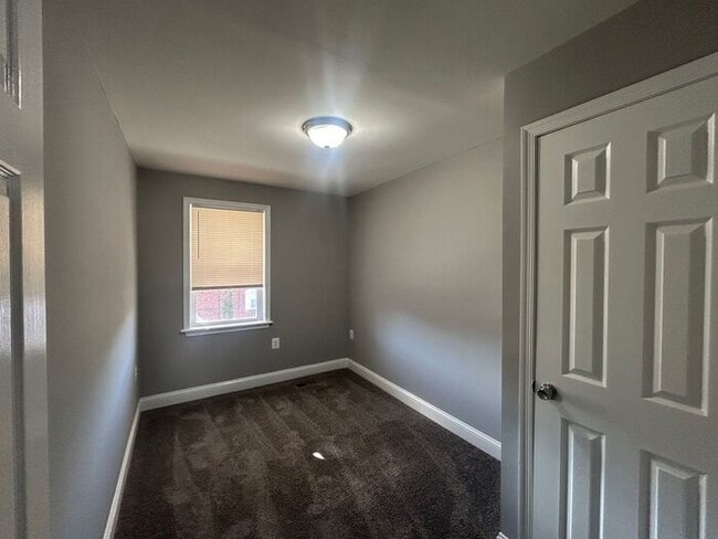 Building Photo - 4 Bedrooms with 2 full bathroom