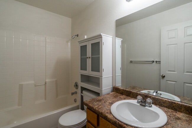 Building Photo - Hidden Valley Townhome For Rent!