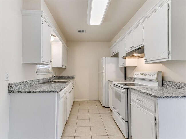 Building Photo - 325 E Cedar Ln