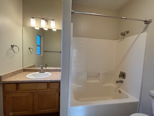 Building Photo - APARTMENT IN GREAT LOCATION FOR RENT!