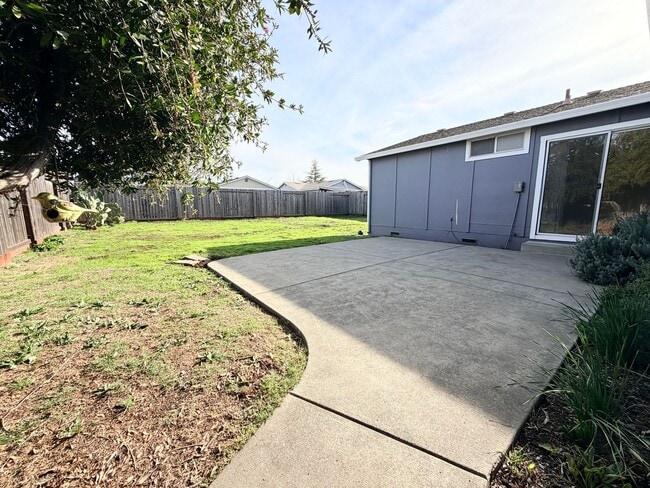 Building Photo - Charming Petaluma Home with Expansive Backyard