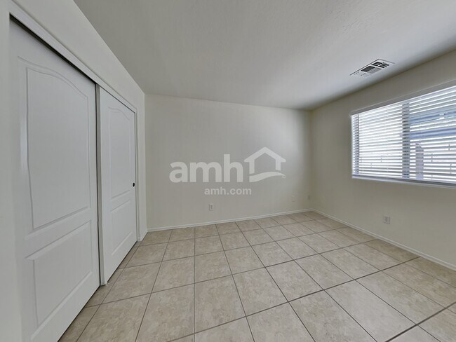 Building Photo - 11409 W Davis Ln