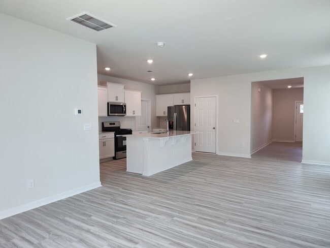 Building Photo - Beautiful home located in the Hamilton Woo...