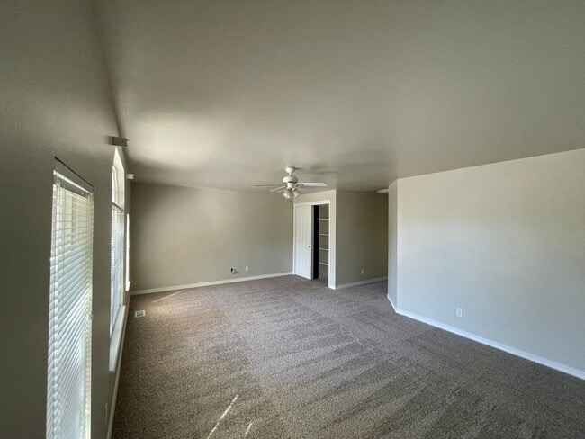 Building Photo - Beautiful 5bd 3ba home on corner lot, Edge...