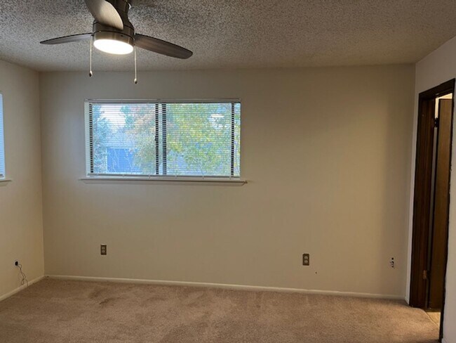 Building Photo - Pleasant Gunbarrel home 3/2.5/2 car