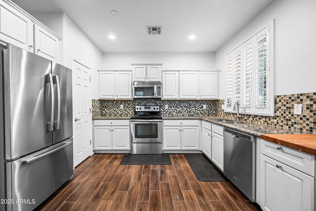 Building Photo - 2554 E Vermont Dr