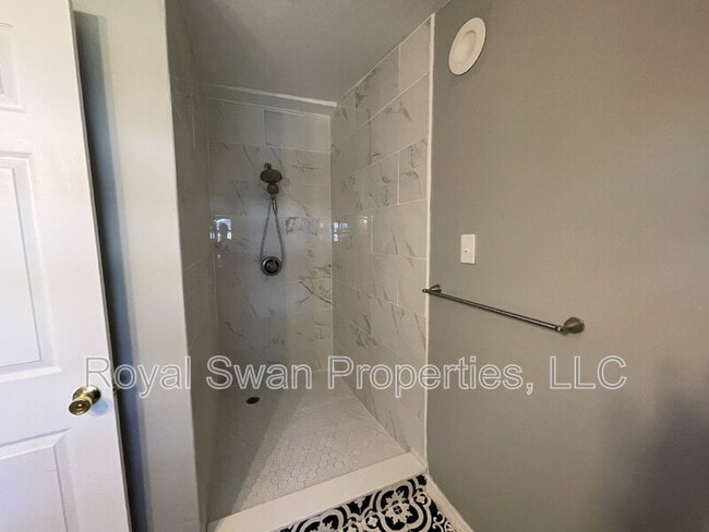 Building Photo - 924 Vistabula St