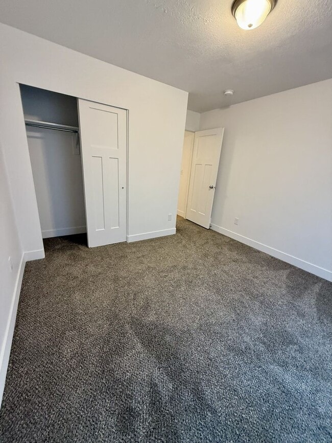 Building Photo - Spacious 3-Bedroom Upper-Level Home in Gra...