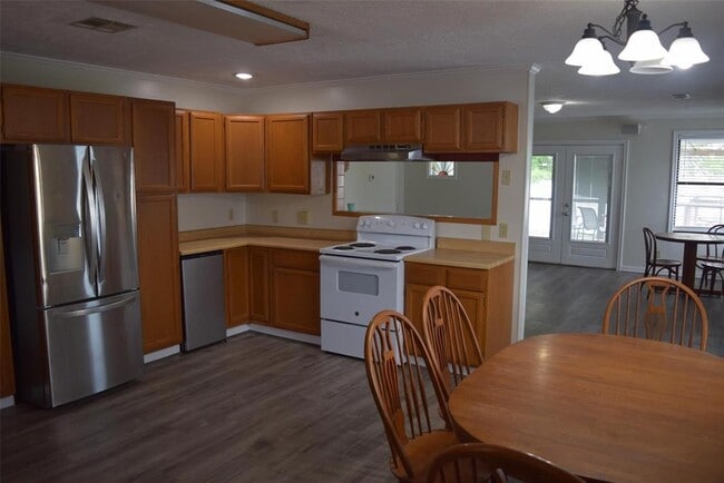 Building Photo - 500 Highcrest Dr