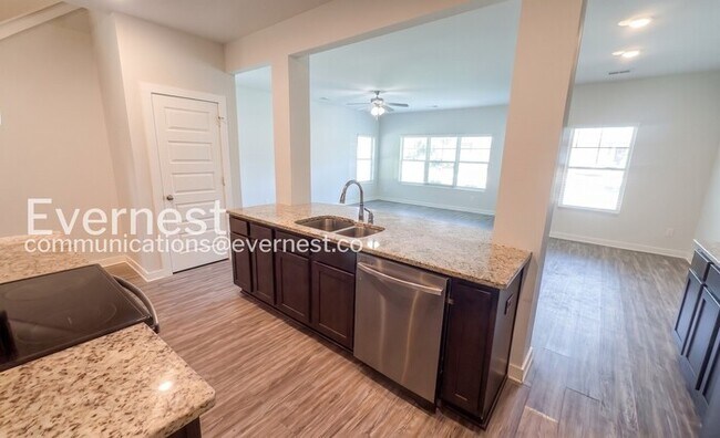Building Photo - 4 Bed, 3 Bath Home with Garage / Pet-Friendly / Available Now!