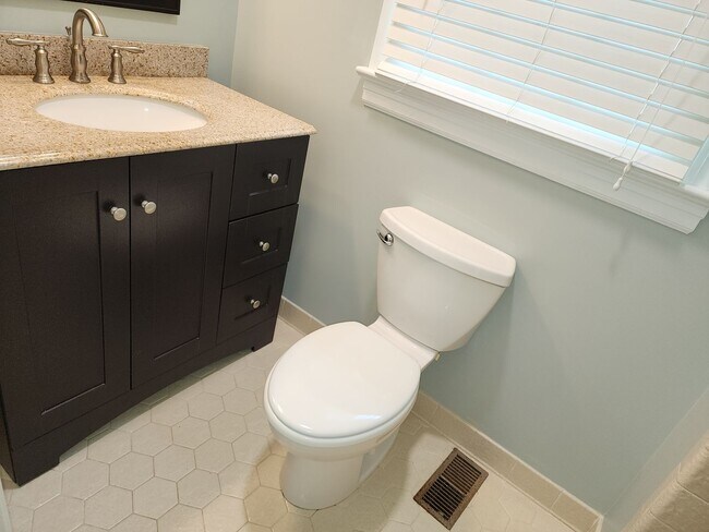 Building Photo - Incredible Spacious Home in Five Lakes!