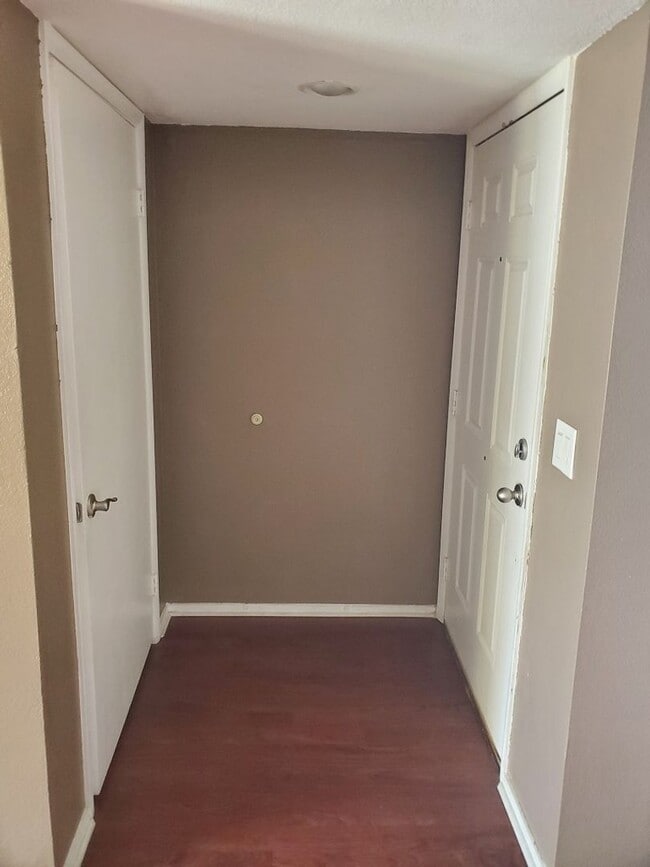 Building Photo - Cute 2 bedroom 2 bath condo
