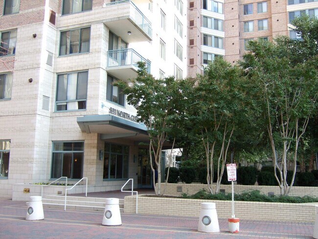 Exterior of the Continental - 851 N Glebe Rd
