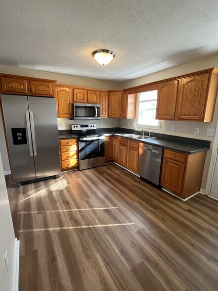 Building Photo - 6121 Upper Hunters Trace