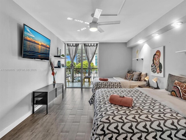 Building Photo - 3375 N Country Club Dr