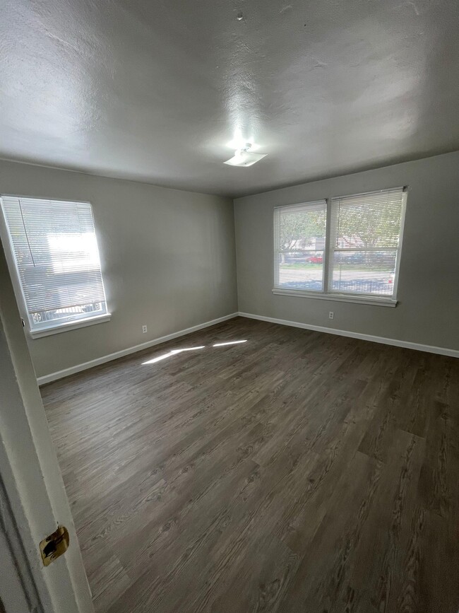 Building Photo - 1312 Juanita St