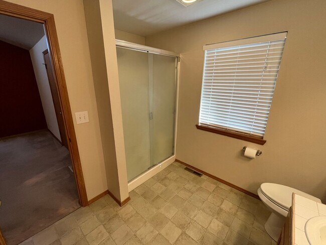 Building Photo - Large 3 Bed/2.5 Bath Located in Providence Neighborhood