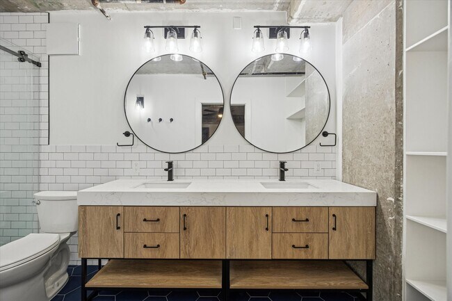 Building Photo - 2000 Bagby St