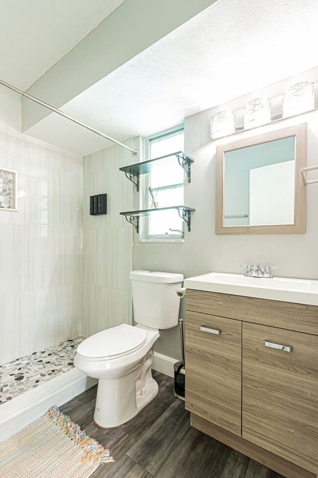 Building Photo - Pet-Friendly Home with Private Pool in Des...