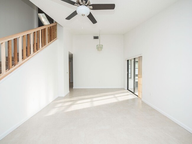 Building Photo - South Lakeland Duplex!