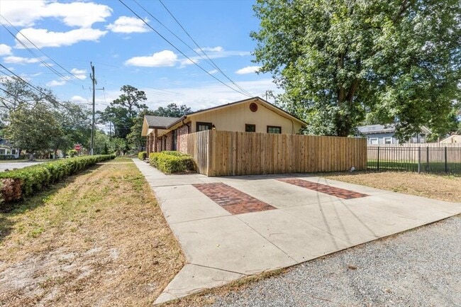 Building Photo - 1686 Pine Grove Ave