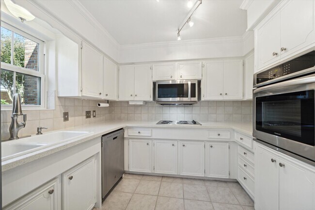 Building Photo - 1833 Saxony Ln