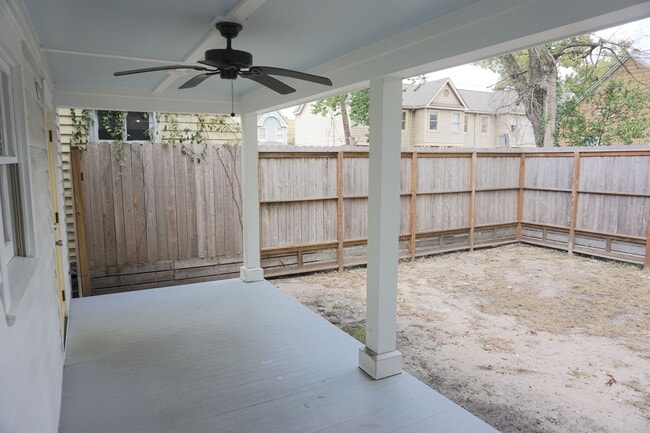 Building Photo - 2 BED | 2 BATH | HISTORIC DISTRICT | GATED BACKYARD WITH PORCH