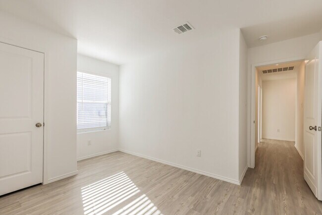 Building Photo - 10515 McClintock Dr