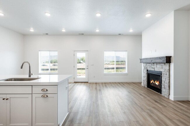 Building Photo - Light and Bright Brookside Home in Heber City