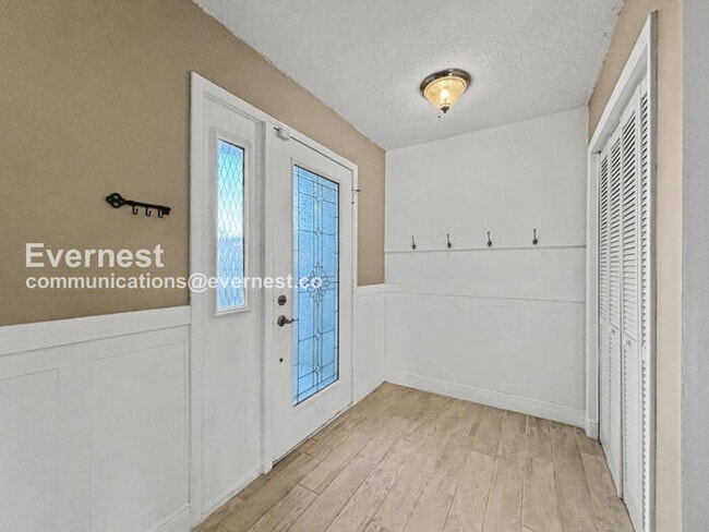 Building Photo - 3 Bed/2 Bath Home with Fenced Yard & Garage / Available Now!