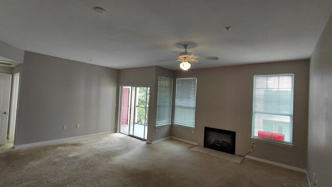 Building Photo - Spacious 3 bedroom, 2 bath Condo located i...