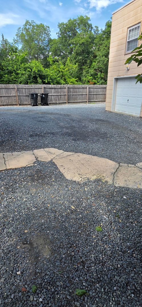 Building Photo - Detached Garage Appt. on  Beautiful Camden Ave.