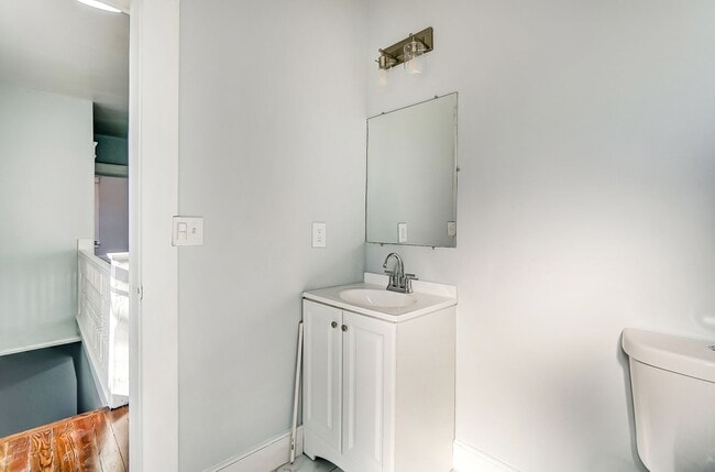 Building Photo - Three Bedroom Home in Hamilton!