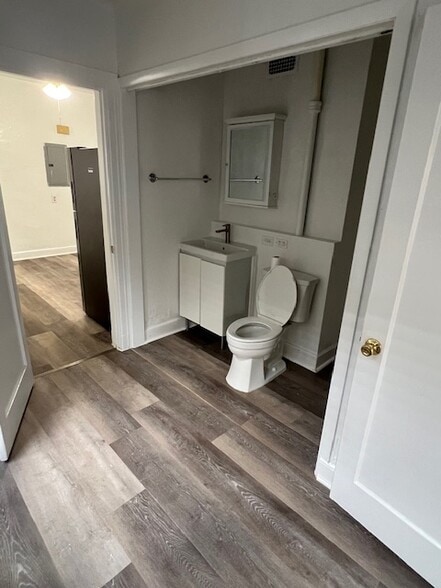 Main Bath - 1569 Palm Ave