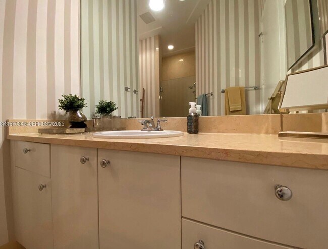 Building Photo - 20000 E Country Club Dr