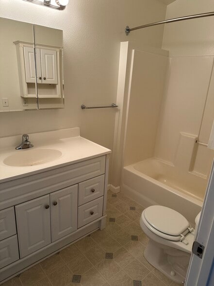 Master Bedroom Bath - 3887 Blessing Ave