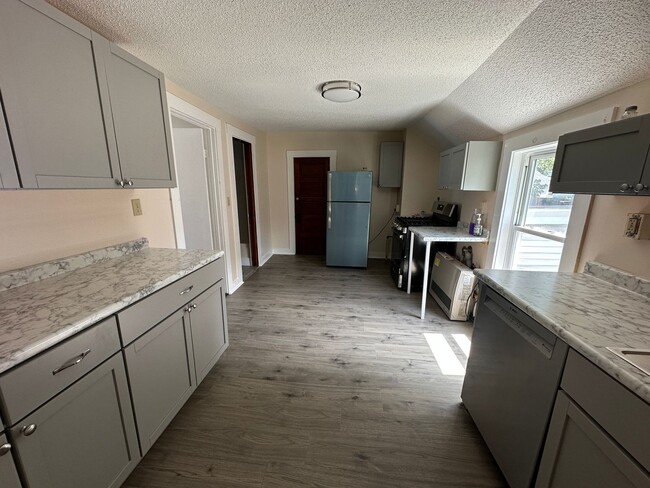 Building Photo - 144 Intervale Ave
