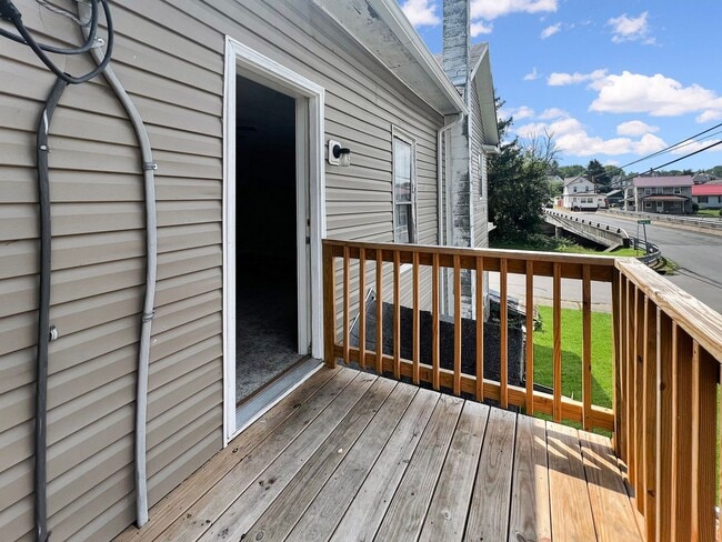 Building Photo - 200 Danis St